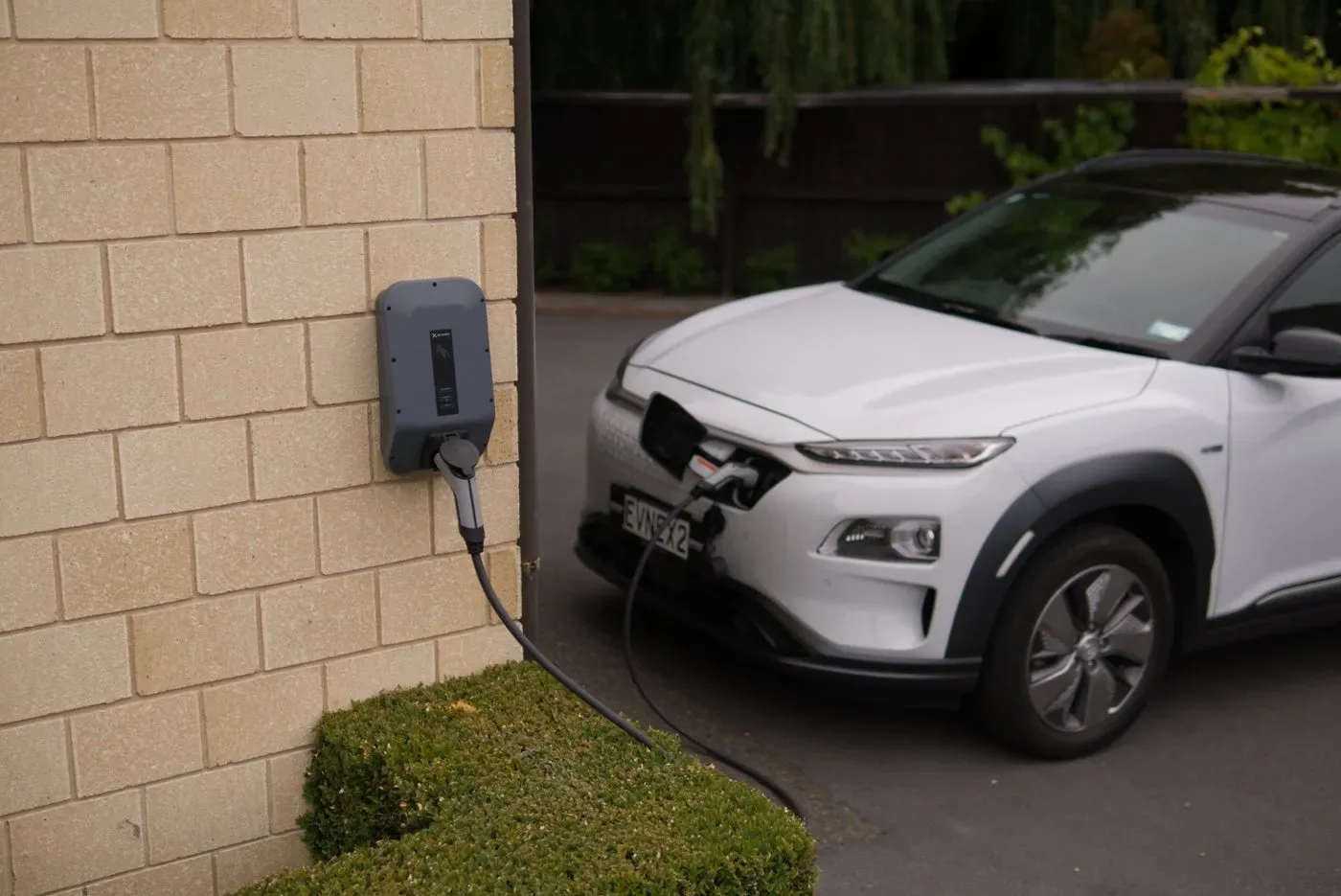 Électricien installant une borne de recharge pour véhicule électrique à Roissy-en-Brie (77680)